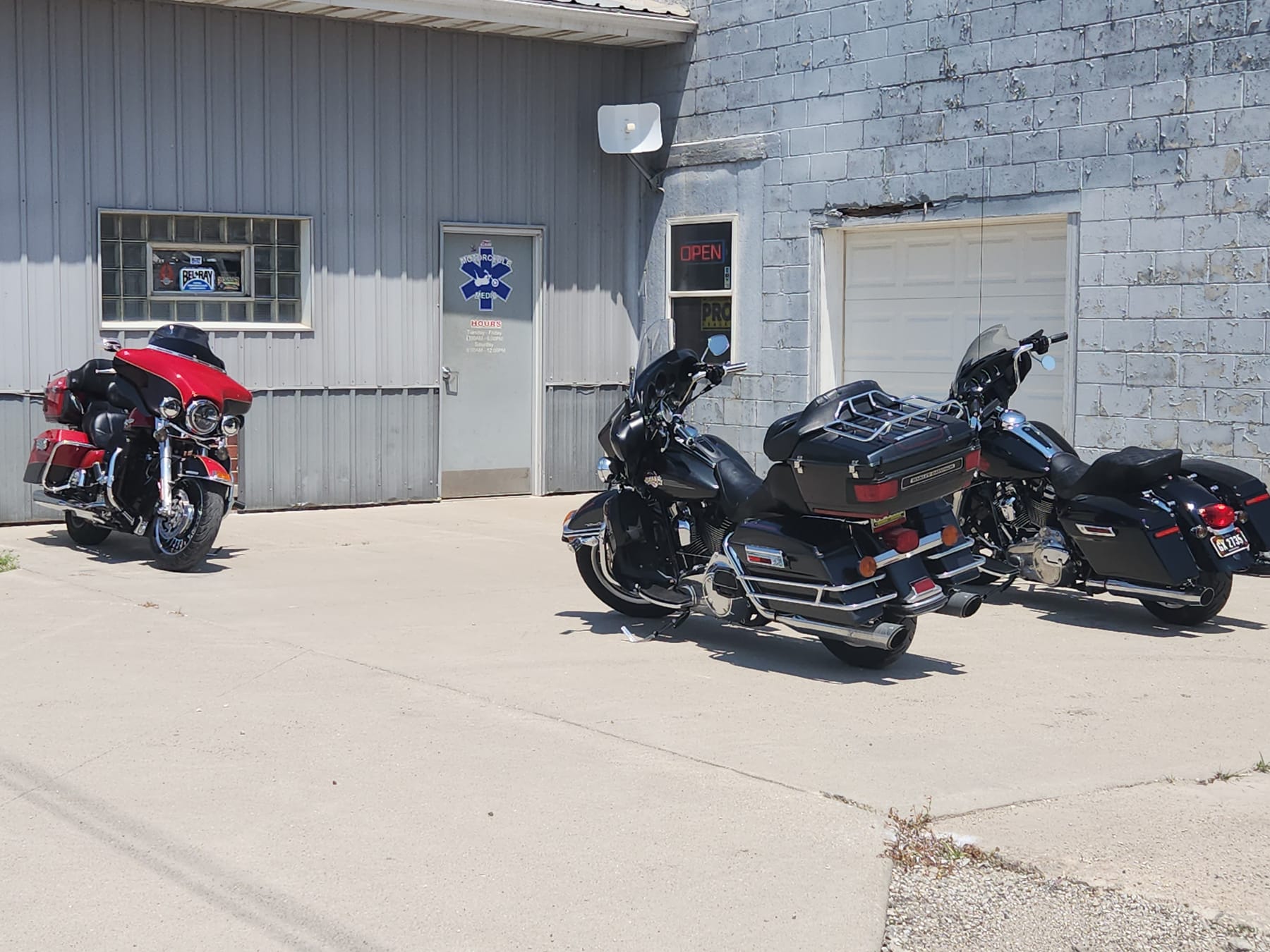 Motorcycle Medic shop building on Hwy 30 with three touring Harleys parked out front